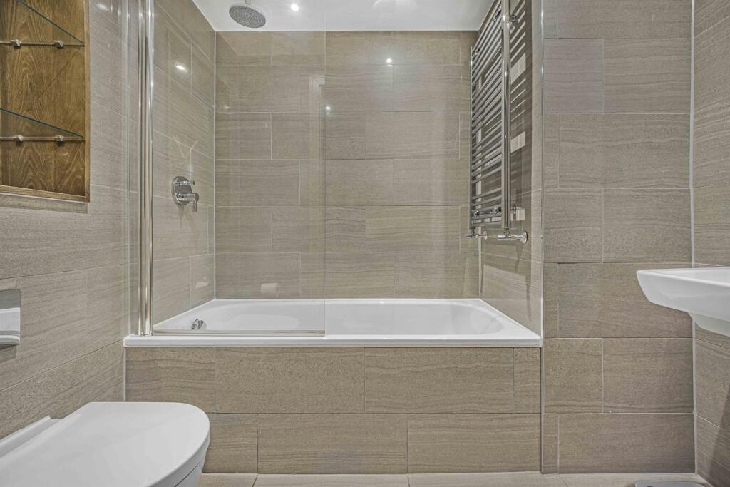 2 bedroom apartment for sale in Hale Road, Hale Barns, Altrincham, WA15